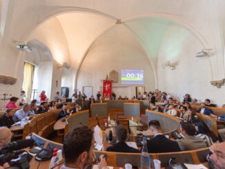 Propaganda referendum in Comune, scoppia il caso politico
