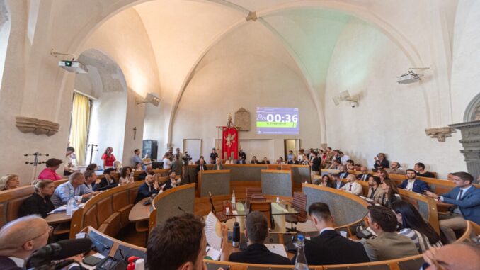 Propaganda referendum in Comune, scoppia il caso politico