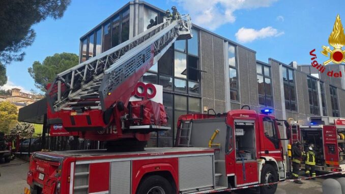 Incendio uffici via Gallenga, intervento rapido dei Vigili