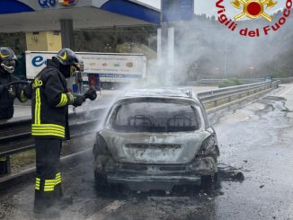 Incendio auto, Spoleto, Flaminia, Vigili del fuoco, Emergenza stradale
