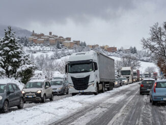 Neve umbra in primavera blocca la viabilità della regione
