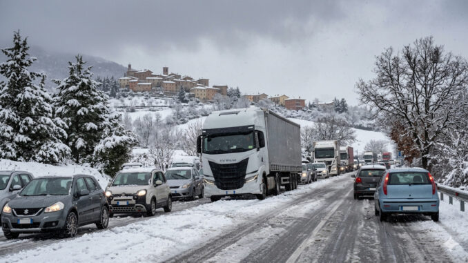 Neve umbra in primavera blocca la viabilità della regione