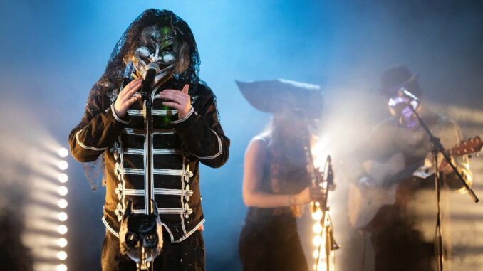 “Komorebi”: luce e memoria si intrecciano a Monte Castello di Vibio (PG)