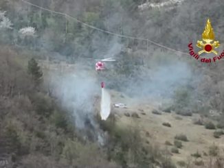 Incendio boschivo a Pietralunga, intervento aereo