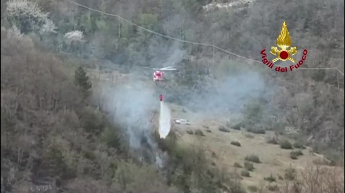 Incendio boschivo a Pietralunga, intervento aereo