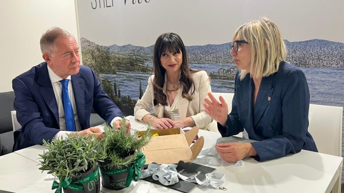 La presidente Proietti incontra il ministro Urso a Vinitaly Verona