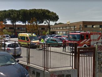 Studentessa precipita da una finestra del secondo piano della scuola Giordano Bruno