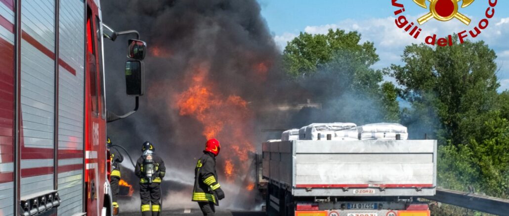 Incendio autoarticolato Orte-Terni traffico bloccato