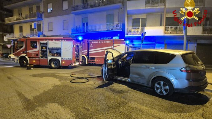 Terni, auto in fiamme nella notte in via Martiri Libertà