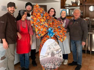Maxi uovo di cioccolato da 10 kg donato alla Caritas di Perugia