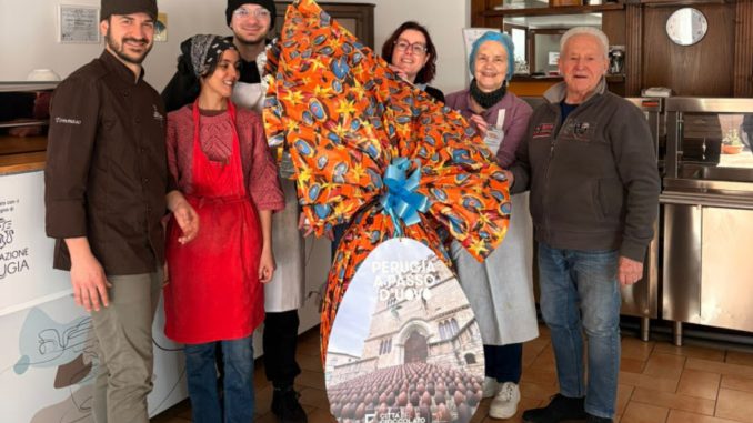 Maxi uovo di cioccolato da 10 kg donato alla Caritas di Perugia