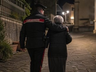 Carabiniere fuori servizio salva anziana donna da caduta mortale