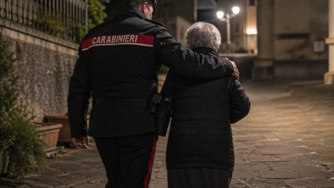 Carabiniere fuori servizio salva anziana donna da caduta mortale