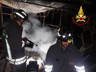Incendio devasta legnaia a Cerqueto di Gualdo Tadino nella notte