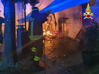 Fiamme in via Petroni a Terni bruciano gli arredi esterni