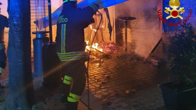 Fiamme in via Petroni a Terni bruciano gli arredi esterni