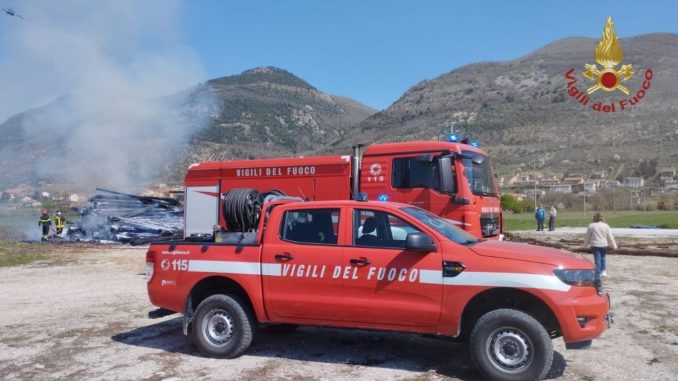 Incendio legna domato rapido intervento vigili fuoco azienda