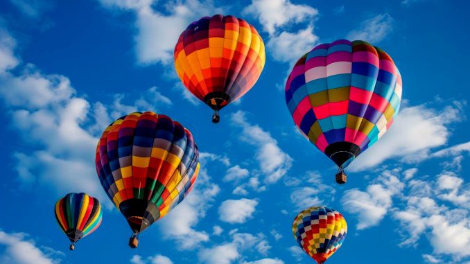 Mongolfiere in Umbria colorano i cieli tra borghi e vallate