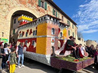 Festa del Tulipano a Castiglione del Lago sfilano i carri dei Cartoon