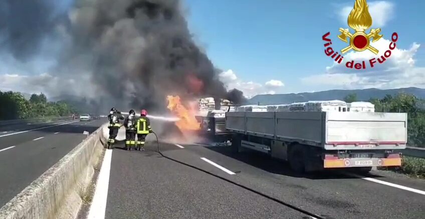 Incendio autoarticolato Orte-Terni traffico bloccato