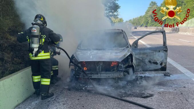 Auto a GPL in fiamme sulla E45 vicino ad Acquasparta