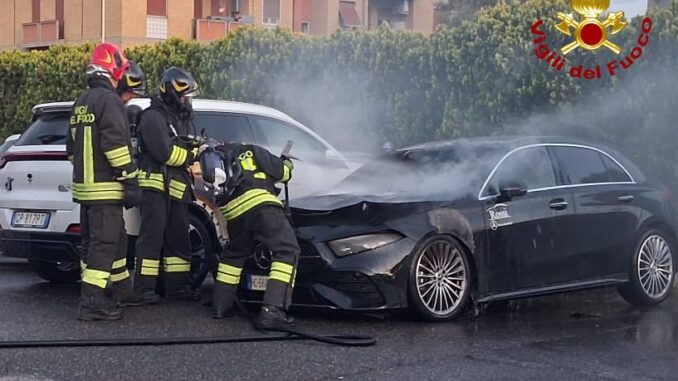 Incendio auto a Terni, fiamme coinvolgono vettura a GPL