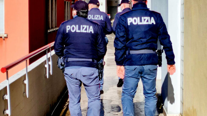 Rimuove braccialetto elettronico vìola misura cautelare
