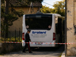 Caccia al marito aggressore mentre la moglie lotta in rianimazione