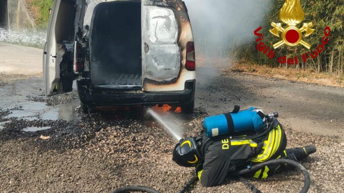 Furgone in fiamme ad Orvieto soccorso dei Vigili del Fuoco