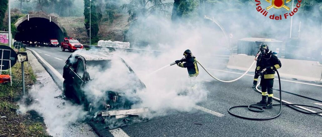 Auto distrutta dalle fiamme lungo il raccordo verso Firenze