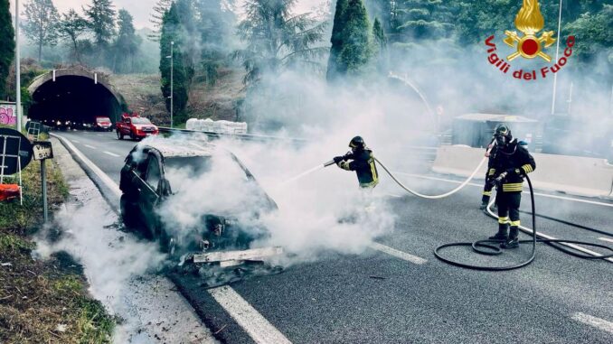 Auto distrutta dalle fiamme lungo il raccordo verso Firenze