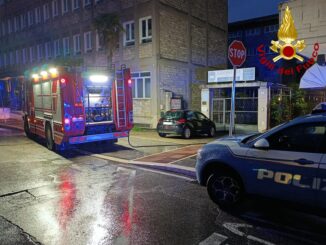 Incendio nella notte distrugge un'auto in un garage a Terni, indagini