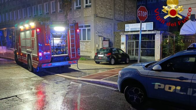 Incendio nella notte distrugge un'auto in un garage a Terni, indagini