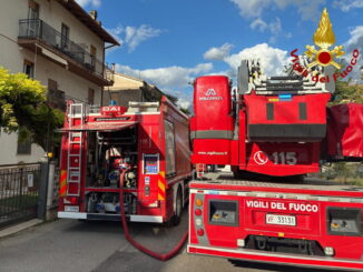 Incendio in mansarda a Terni evacuati tre residenti
