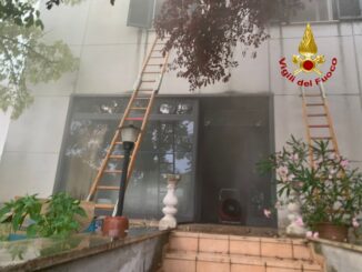 Incendio in un capannone a Trevi, vigili del fuoco in azione