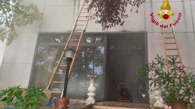 Incendio in un capannone a Trevi, vigili del fuoco in azione
