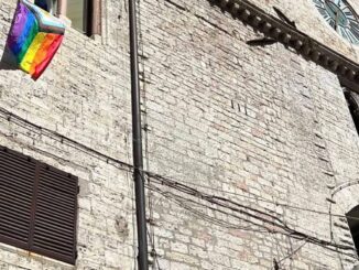 Bandiera arcobaleno a Perugia fa discutere la politica