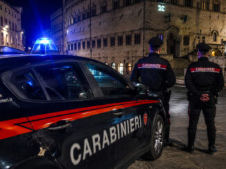 Si scaglia contro l'auto dei carabinieri a Perugia, arrestato 24enne