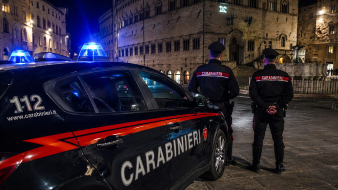 Si scaglia contro l'auto dei carabinieri a Perugia, arrestato 24enne