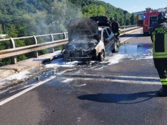 Auto a metano in fiamme sulla Flaminia, traffico bloccato