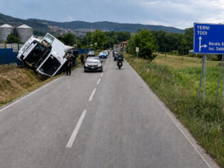 Incidente lungo la Flaminia a Narni, autotreno fuori strada e ribaltato