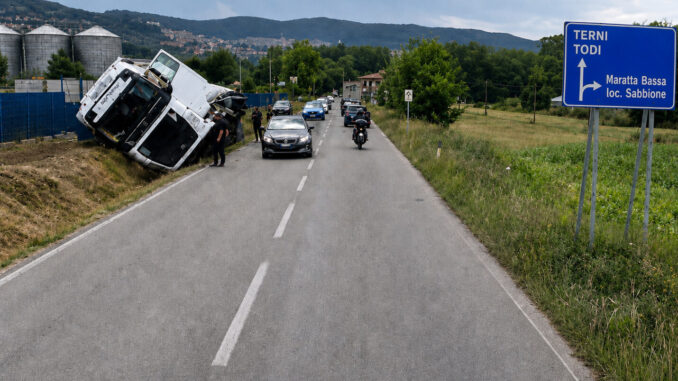 Incidente lungo la Flaminia a Narni, autotreno fuori strada e ribaltato