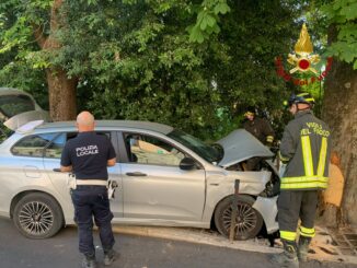 Incidente in centro storico di Perugia, conducente estratto dall'auto dai Vigili del fuoco