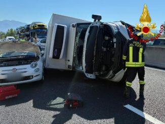 Incidente raccordo Terni-Orte: camion si ribalta su Fiat 500