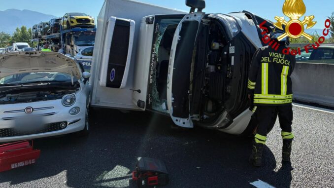Incidente raccordo Terni-Orte: camion si ribalta su Fiat 500