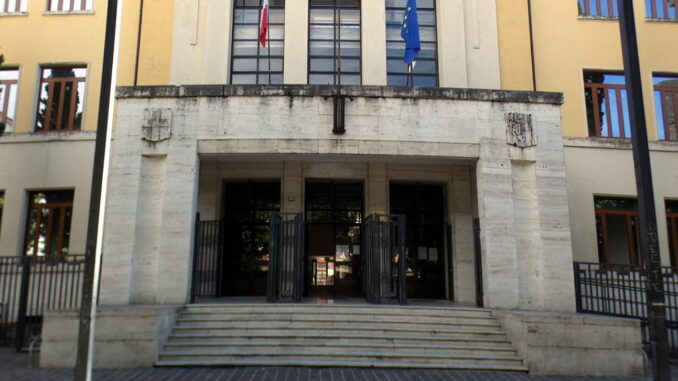 Liceo Tacito Terni colpito dai vandali ma le lezioni ora ripartono