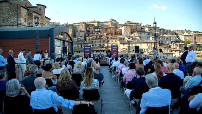 Giulio Tremonti a Perugia: terrazza piena per Guerra o Pace