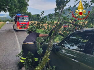 Tromba d'aria si abbatte su Narni bloccando la viabilità