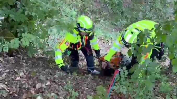 Scivola in un fossato a Cascia, recuperato con l’elicottero del 118