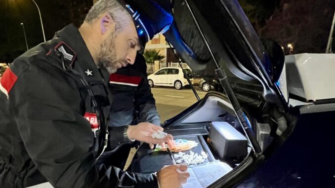 Spaccio porta a porta, arrestato pusher con dosi di cocaina